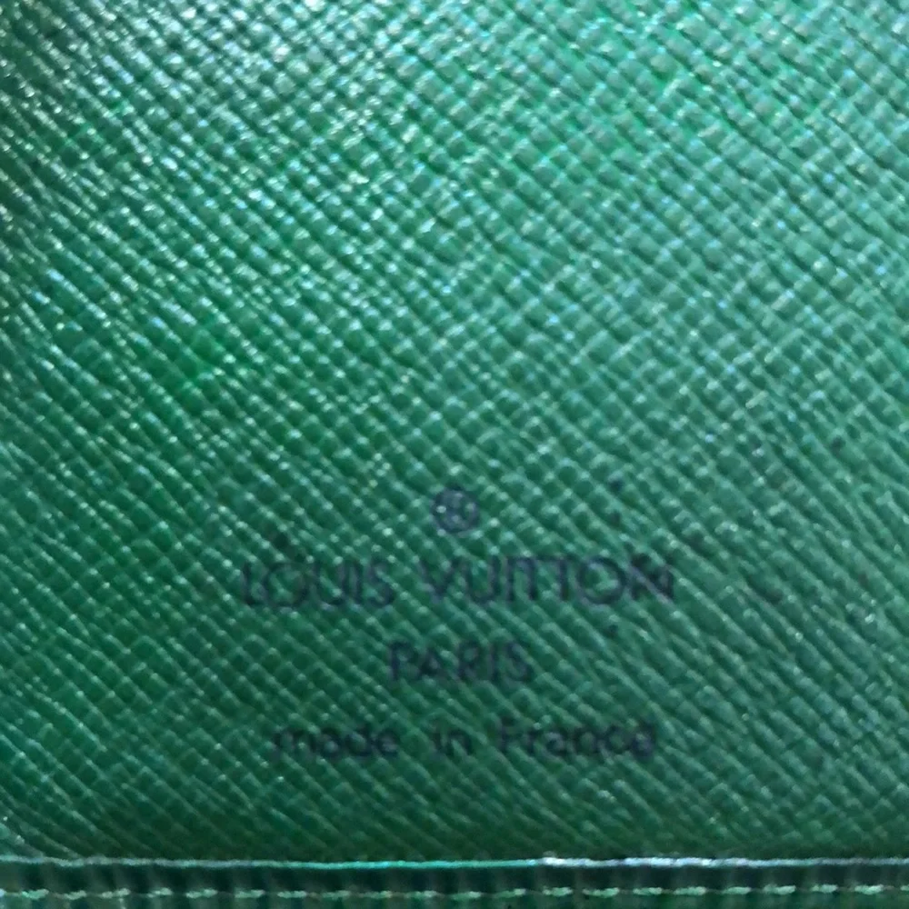 LOUIS VUITTON Green EPI Leather Kiss Lock Bifold Wallet MI1916